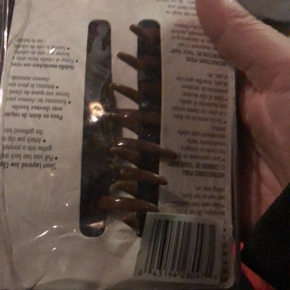 Scunci Faux Short Ponytail- 496 $25 or $20 w/offer - Picture 3 of 5